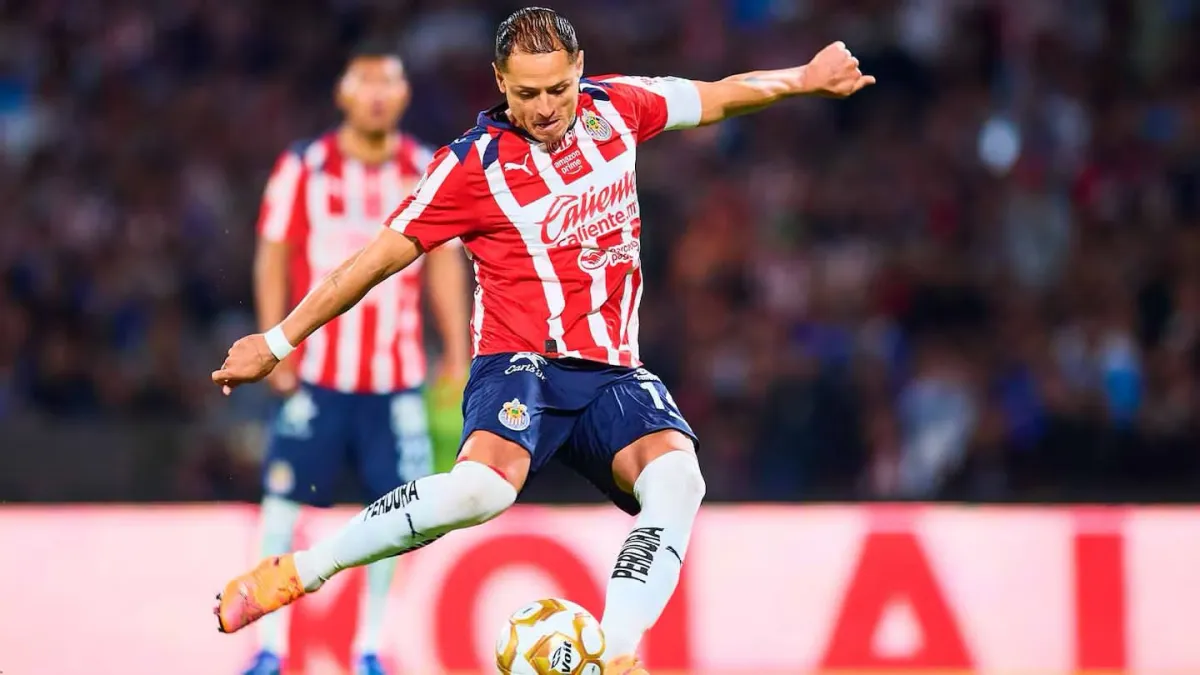 Chicharito se despide de Chivas con un penal fallado que marcó la eliminación del equipo