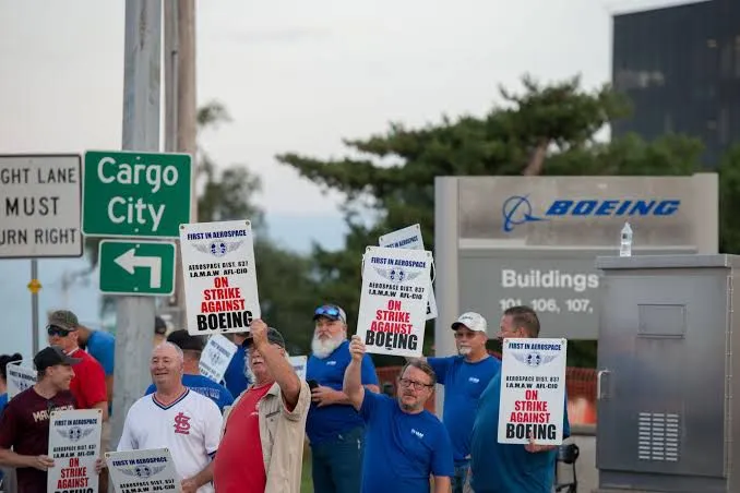 Miles de trabajadores de Boeing inician huelga tras rechazar acuerdo laboral