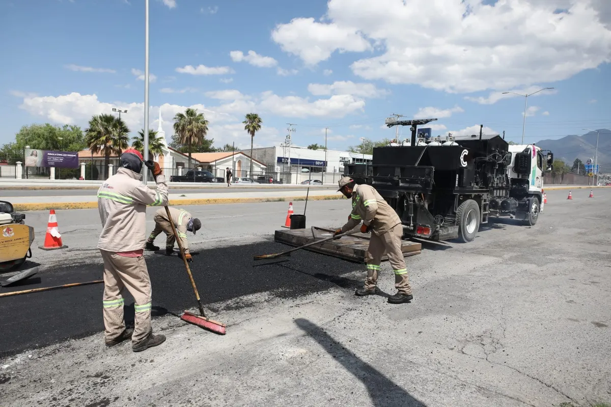 Refuerzan trabajos de rehabilitación vial en el periférico LEA y colonias de Saltillo