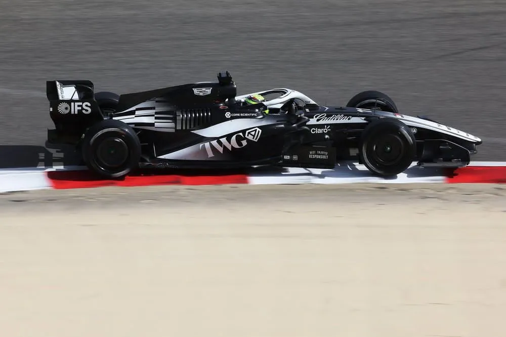 Checo Pérez mejora el rendimiento de Cadillac en pruebas de pretemporada en Baréin