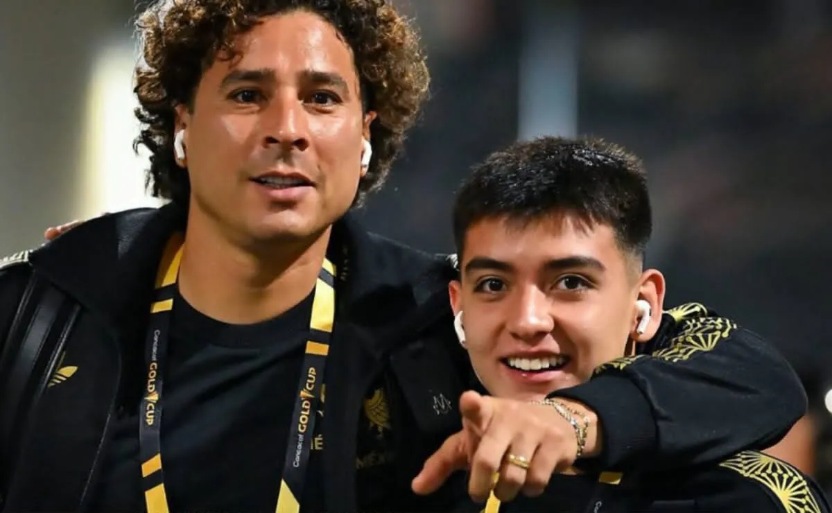 Guillermo Ochoa felicita a Gilberto Mora por terminar la preparatoria tras el Mundial 2026