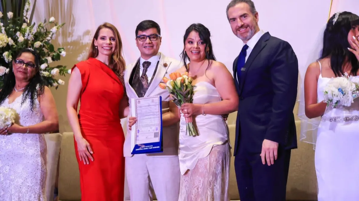 Celebran bodas colectivas en Monterrey; 350 parejas formalizan su unión civil