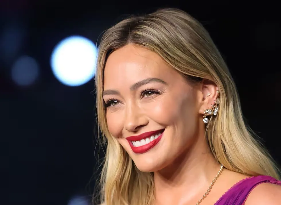 Hilary Duff regresa a los escenarios tras casi 20 años y canta el himno de Lizzie McGuire