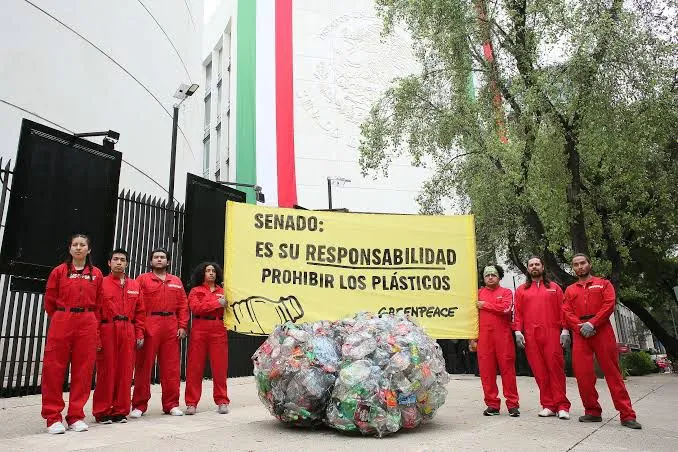 Greenpeace México exige al Senado prohibir plásticos de un solo uso
