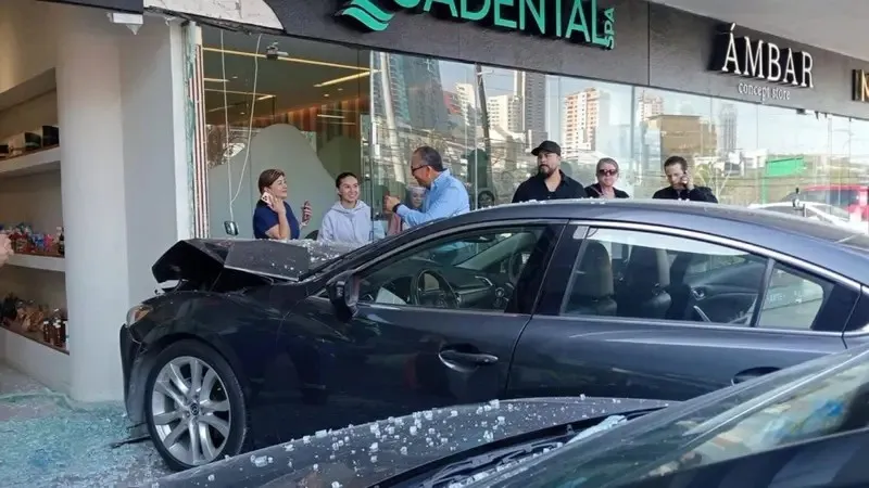Auto se impacta contra plaza comercial en San Pedro; conductora resulta ilesa