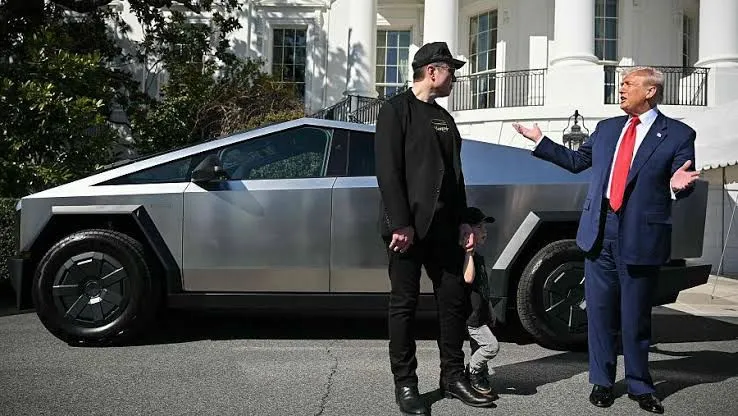 Tesla se desploma en bolsa tras enfrentamiento entre Elon Musk y Donald Trump