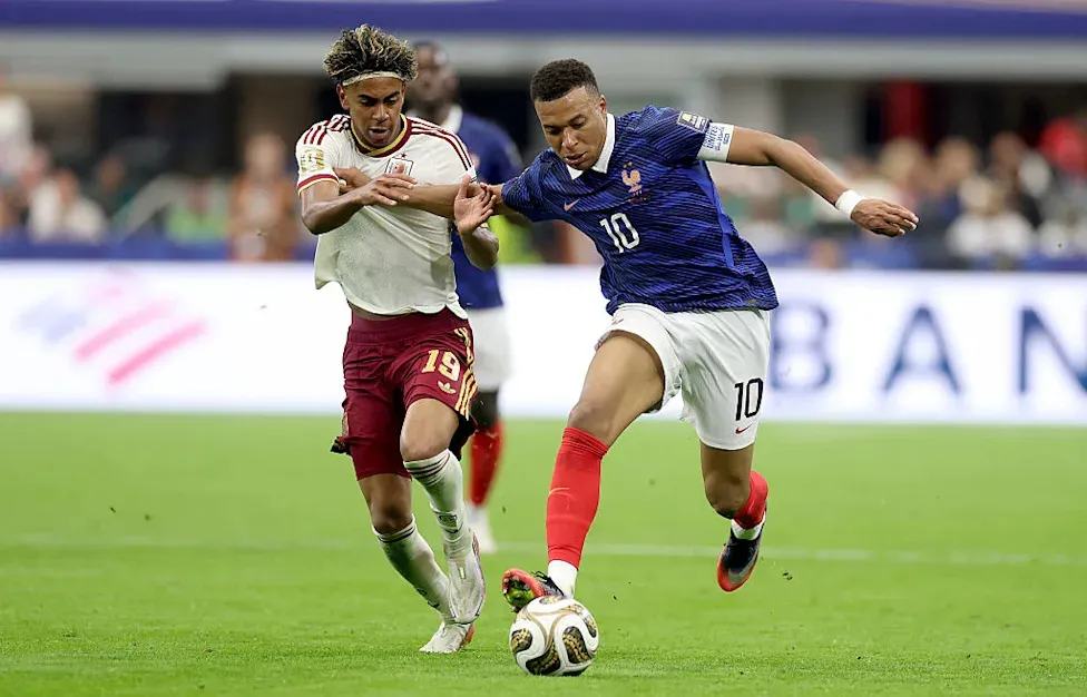 Lamine Yamal iguala el récord goleador de Kylian Mbappé en la Champions League