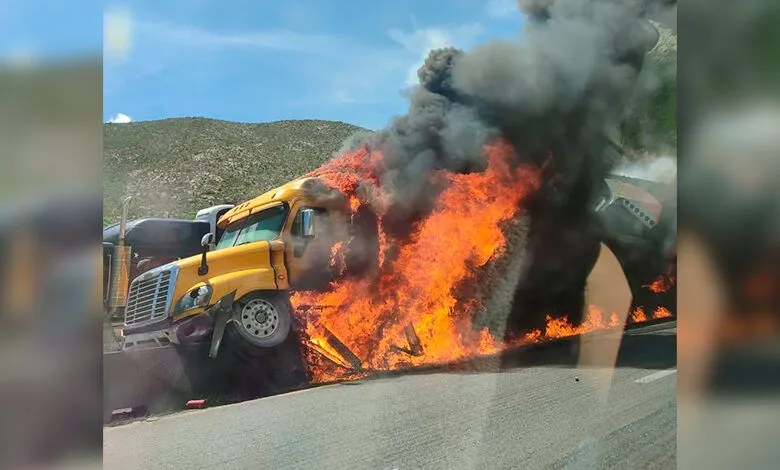 Tráiler se incendia tras chocar en Los Chorros; caos vial en la autopista 57