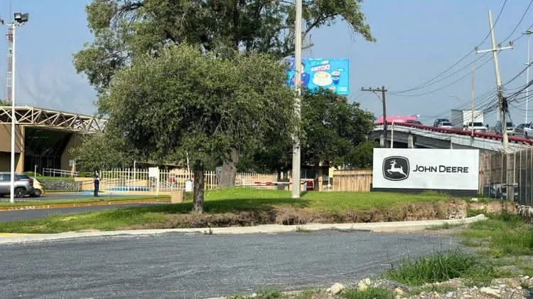 Evacúan a más de 500 trabajadores tras incendio en planta de John Deere en San Pedro