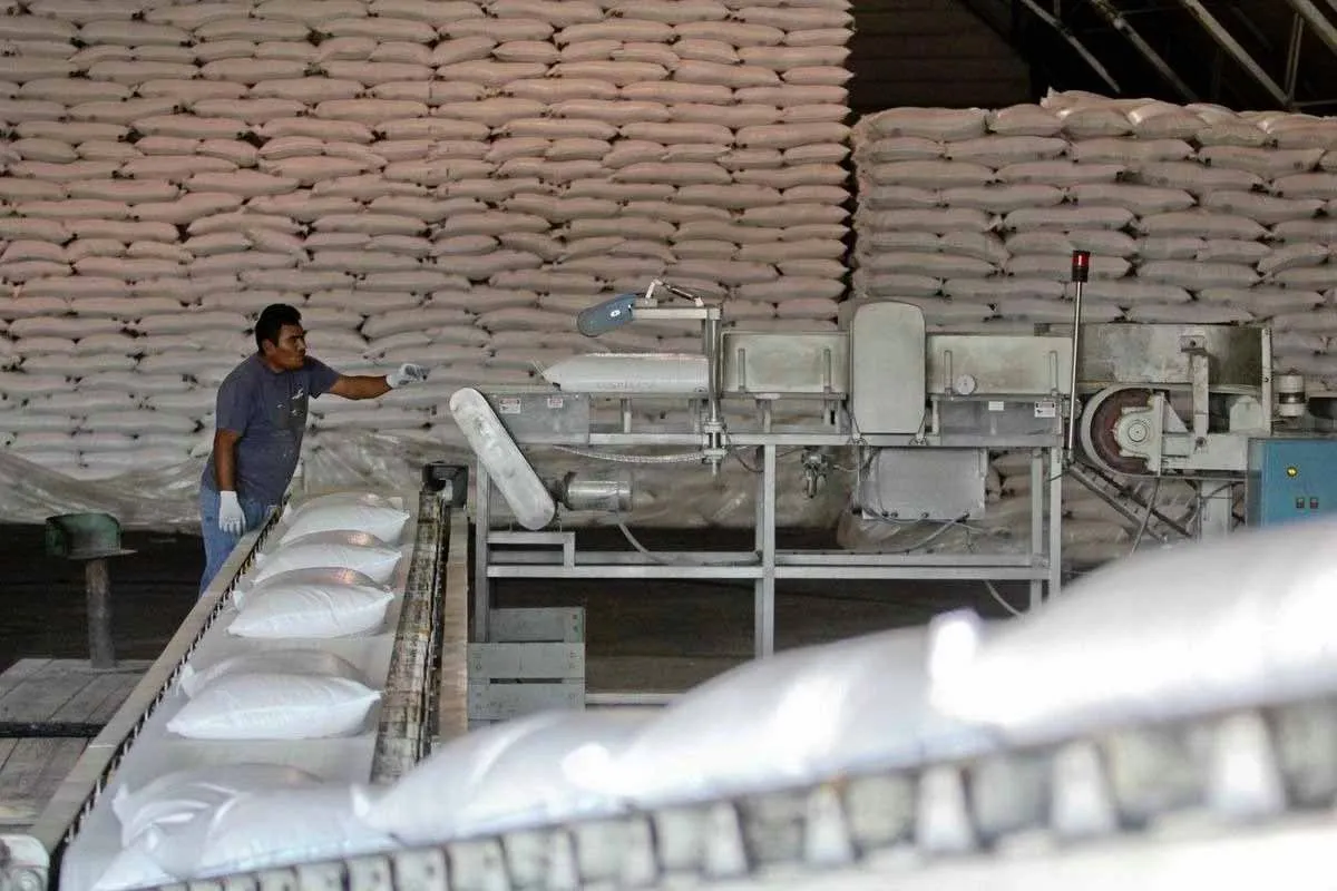 México eleva arancel al azúcar para frenar importaciones y proteger a los cañeros
