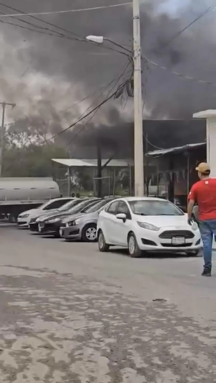 Ataque armado en lote de autos deja 4 muertos y vehículos incendiados en Monterrey