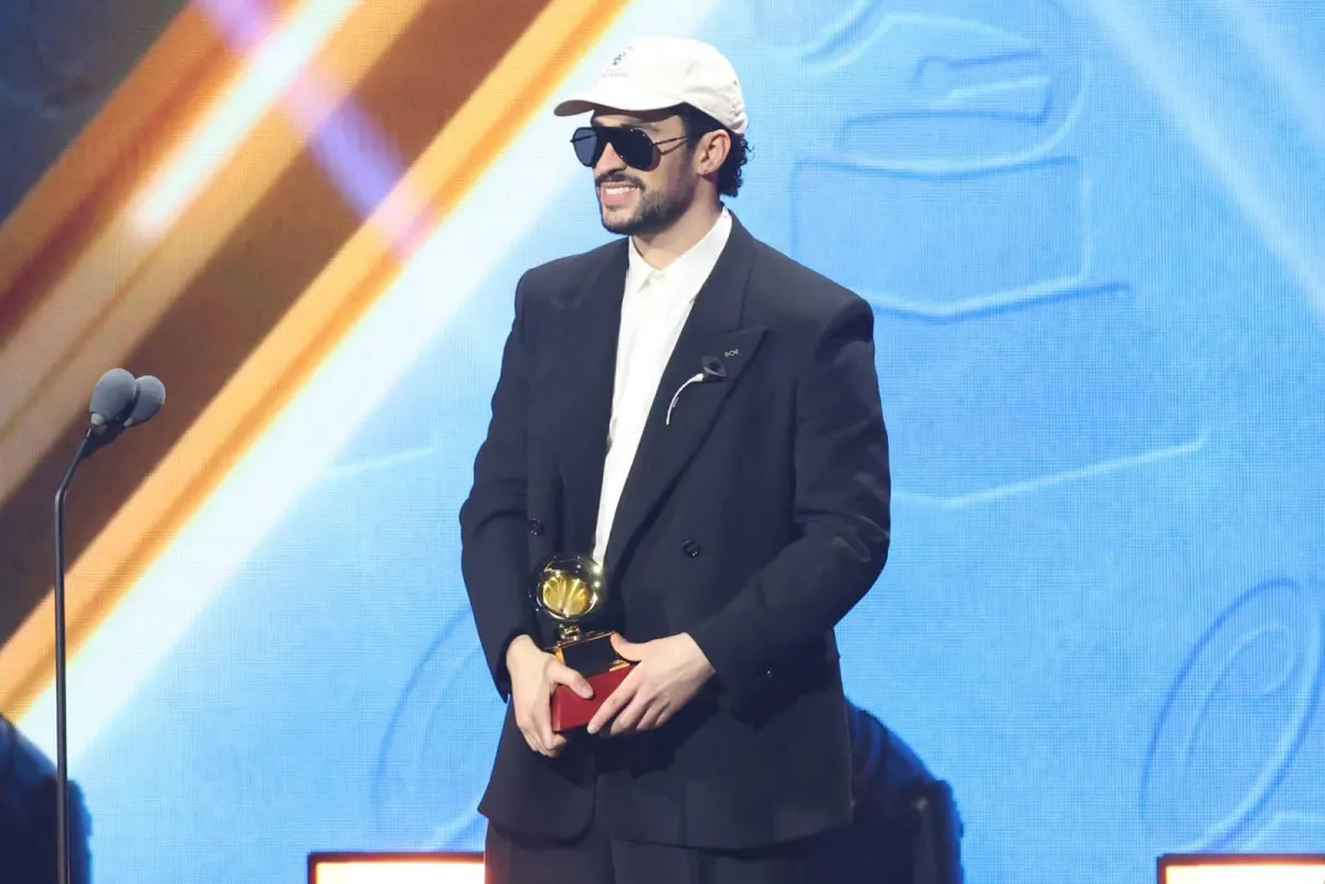 Bad Bunny domina los Latin Grammy con cinco premios y un mensaje para Puerto Rico