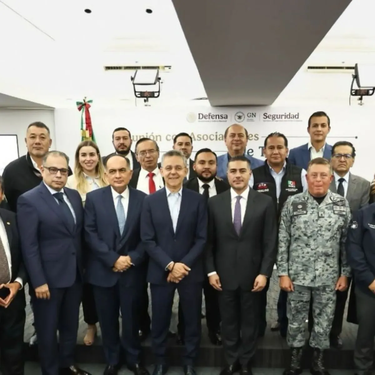 Gobierno federal y transportistas acuerdan nuevos operativos de seguridad en carreteras