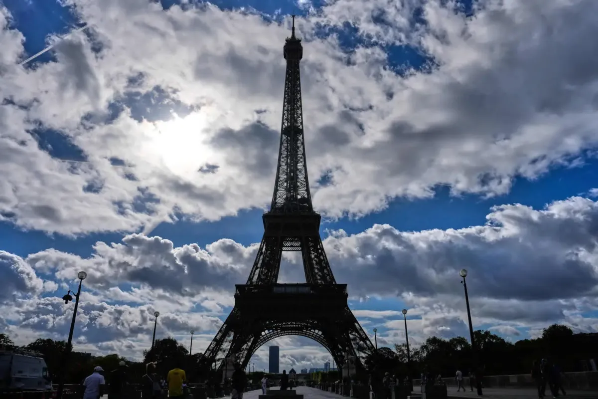 Renuncia director de la Torre Eiffel tras polémica por excluir a mujeres