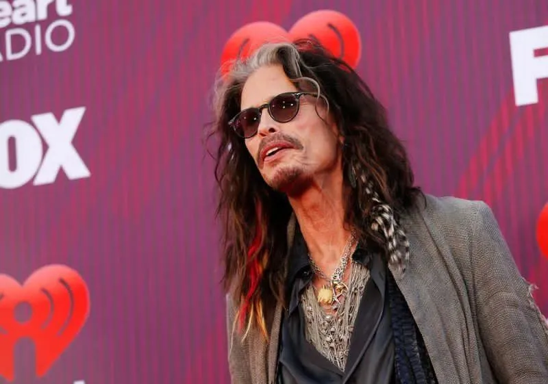 Juez elimina 99.9% de la demanda contra Steven Tyler por prescripción; solo queda un caso de 1974 en California