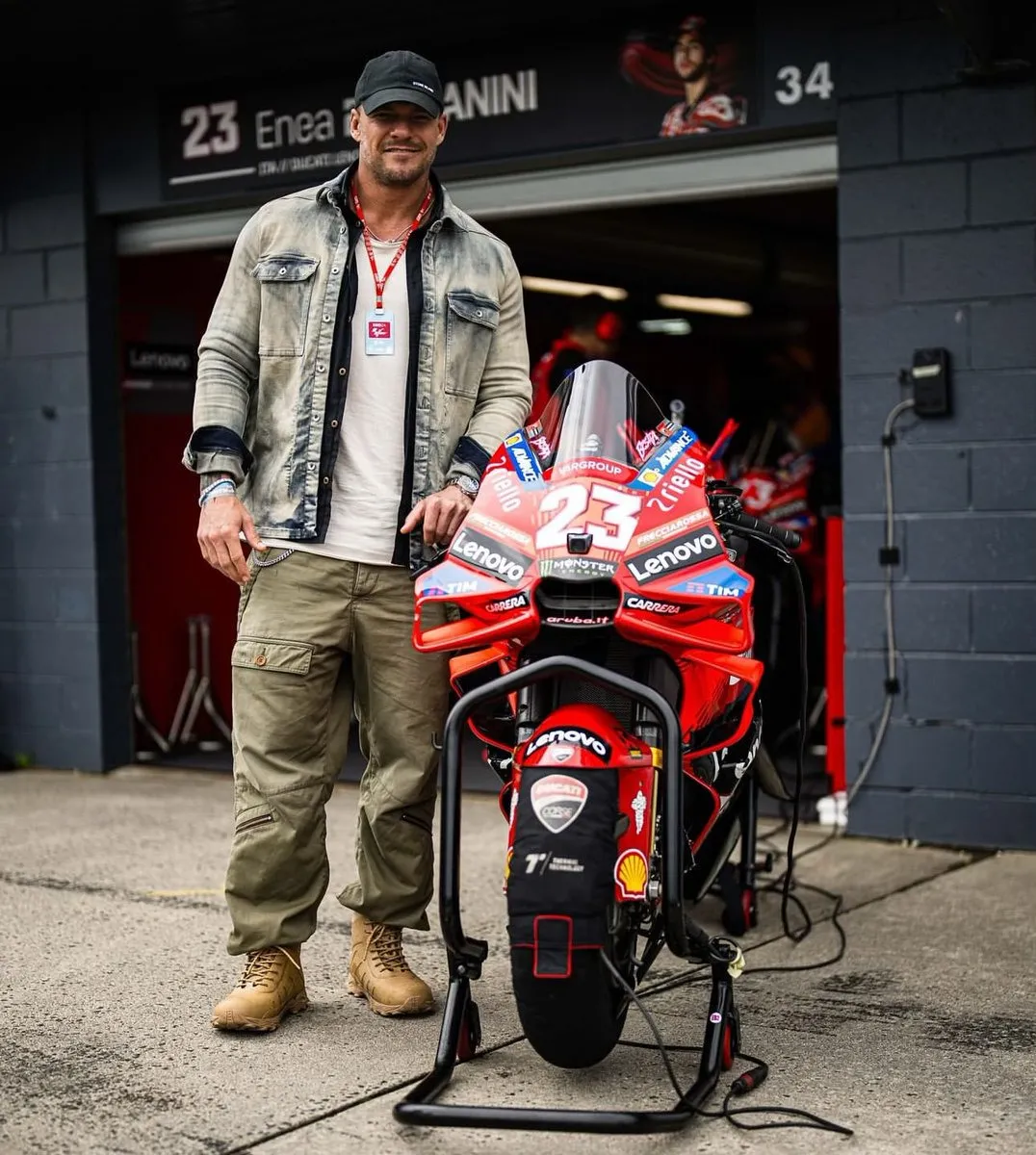 Alan Ritchson protagonizará nueva película con MotoGP