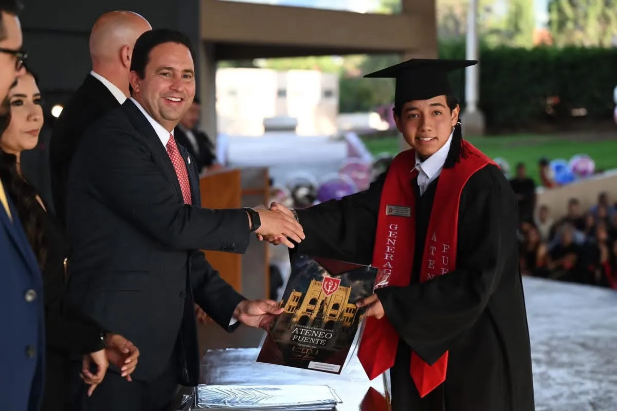 Javier Díaz destaca apoyo a la juventud durante graduación del Ateneo Fuente