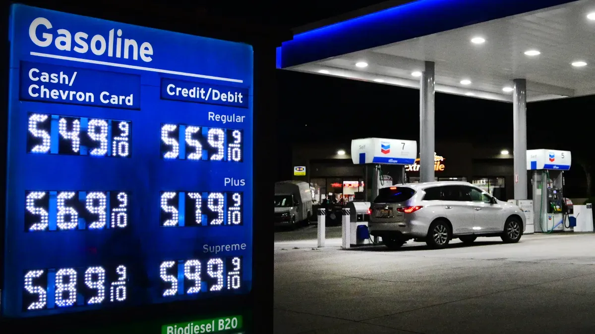 Guerra con Irán golpea el bolsillo: sube la gasolina en EU