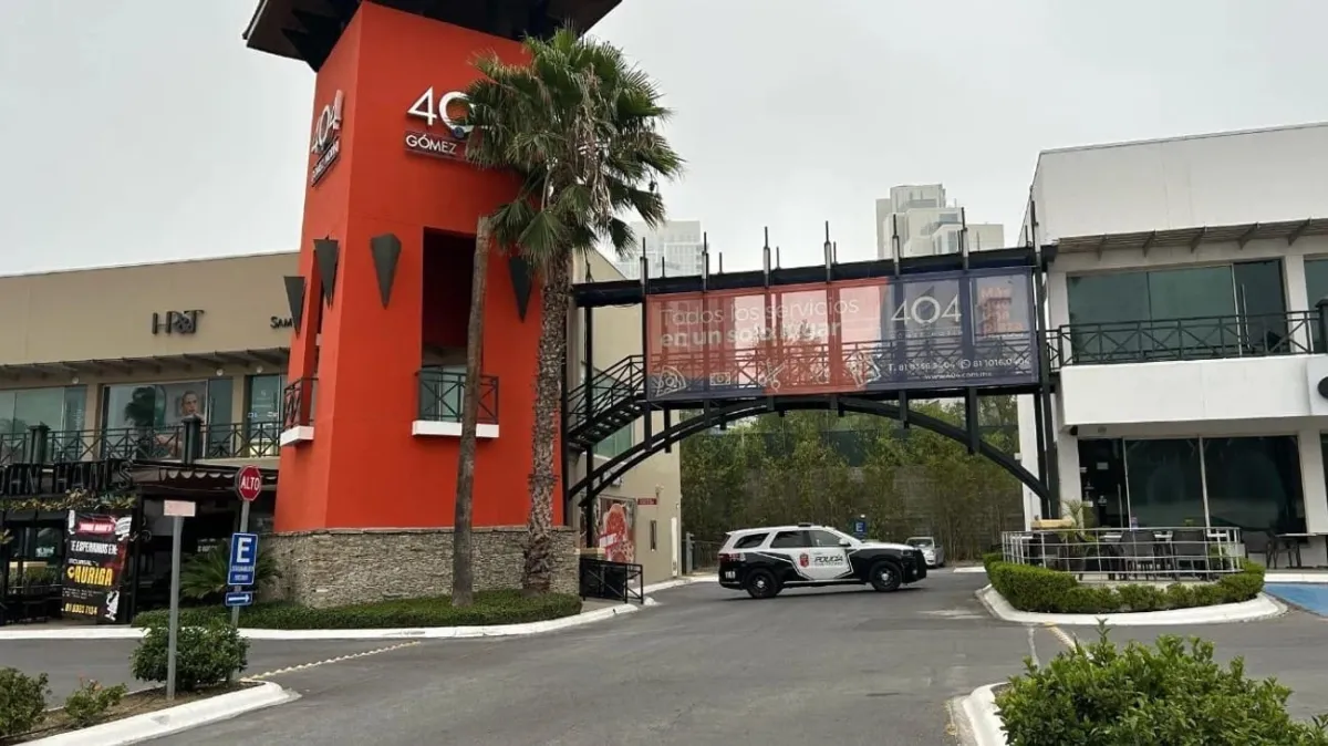 Encuentran cuerpo sin vida en plaza comercial de San Pedro