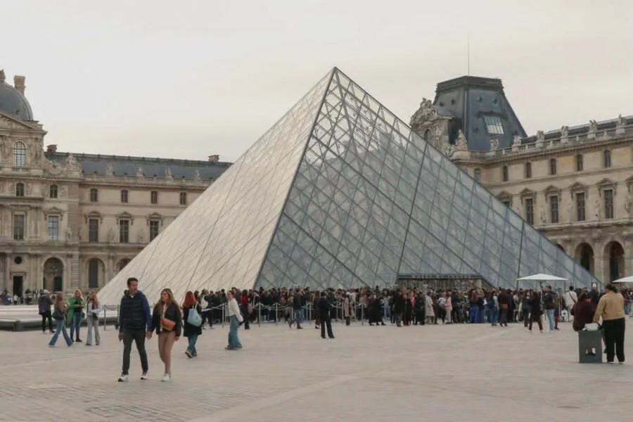 El Louvre refuerza su seguridad con nuevas cámaras y presencia policial tras el robo de joyas