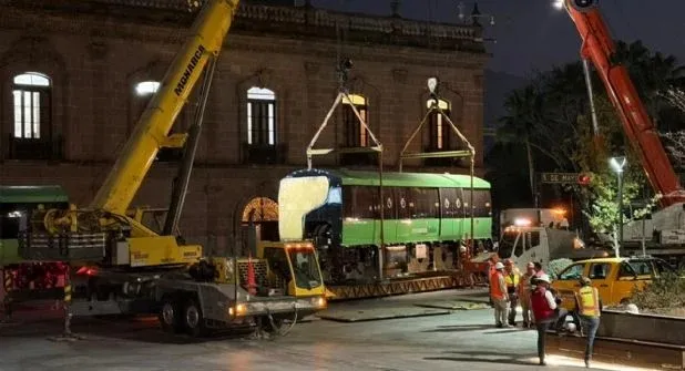 Retiran vagones del Metro exhibidos frente al Palacio de Gobierno previo al 8M