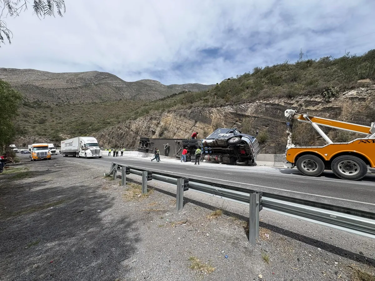 Vuelca tráiler con material corrosivo en la carretera 57; no se reportan heridos
