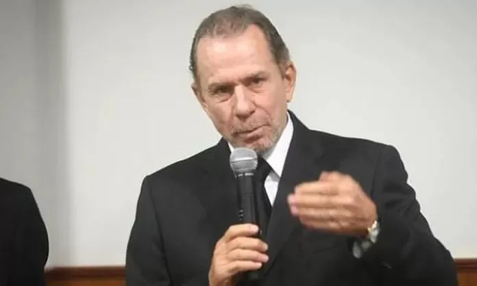 Candidato en Perú revive el “abrazos, no balazos” y sacude su cierre de campaña