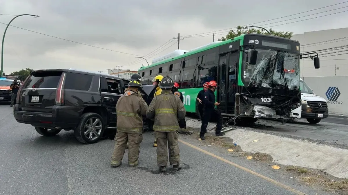 Aparatoso choque en carril exclusivo de Ecovía deja ocho heridos en Guadalupe NL
