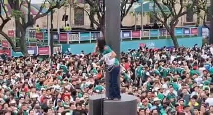 Aficionada es retirada del Fan Fest de Guadalajara tras subir a un asta para ver el partido de México