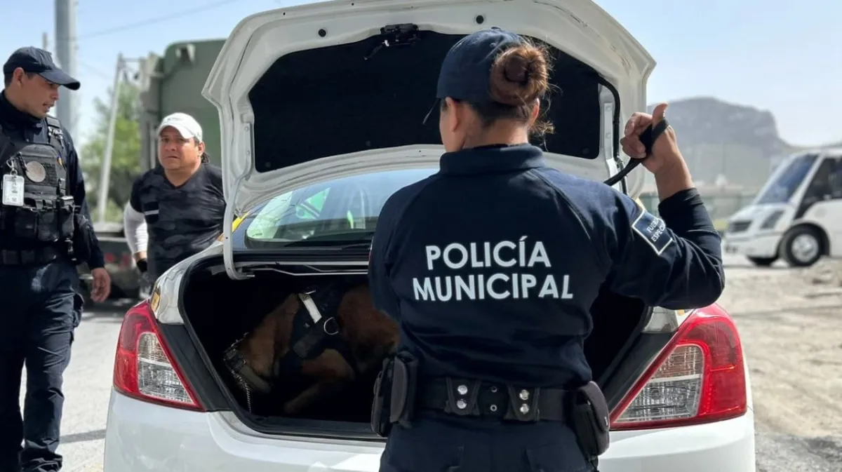 Mujer policía escapa con su hijo lanzándose de un vehículo en movimiento en Escobedo