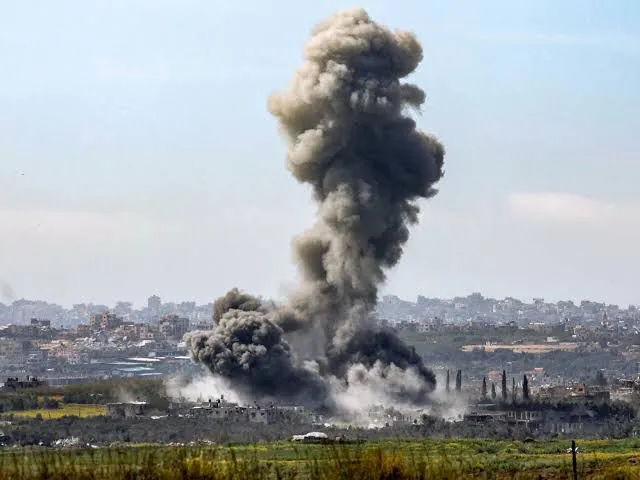 Bombardeos en Gaza dejan al menos 63 palestinos muertos, incluidos civiles que esperaban ayuda humanitaria