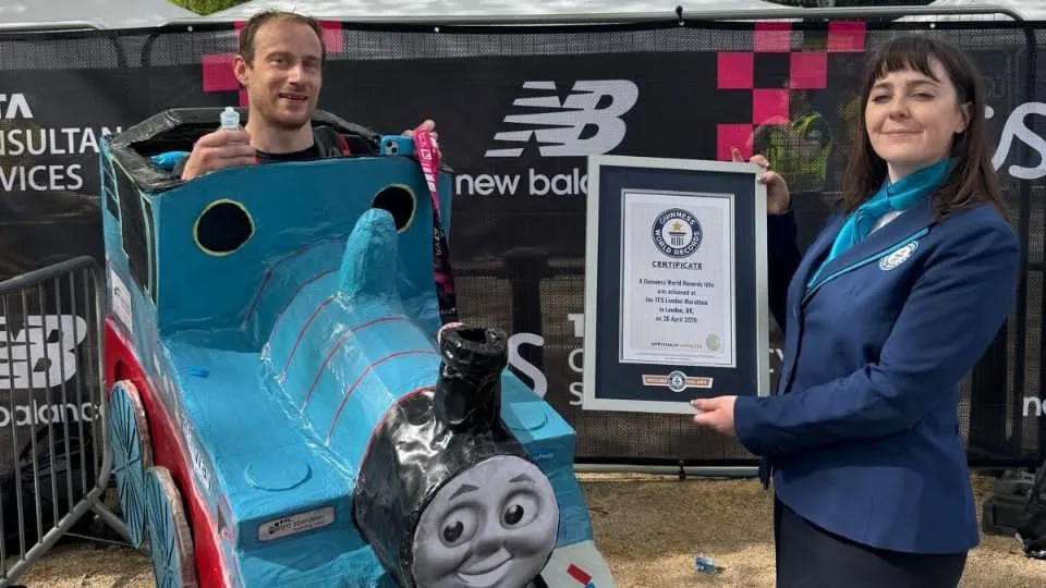 Iain Grigor completa el Maratón de Londres disfrazado de tren en 4:43:46 y consigue Récord Guinness en medio de jornada histórica