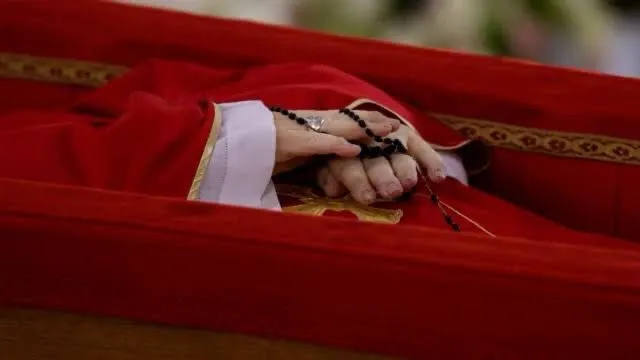 El mundo se despide: primeras imágenes del papa Francisco en su féretro