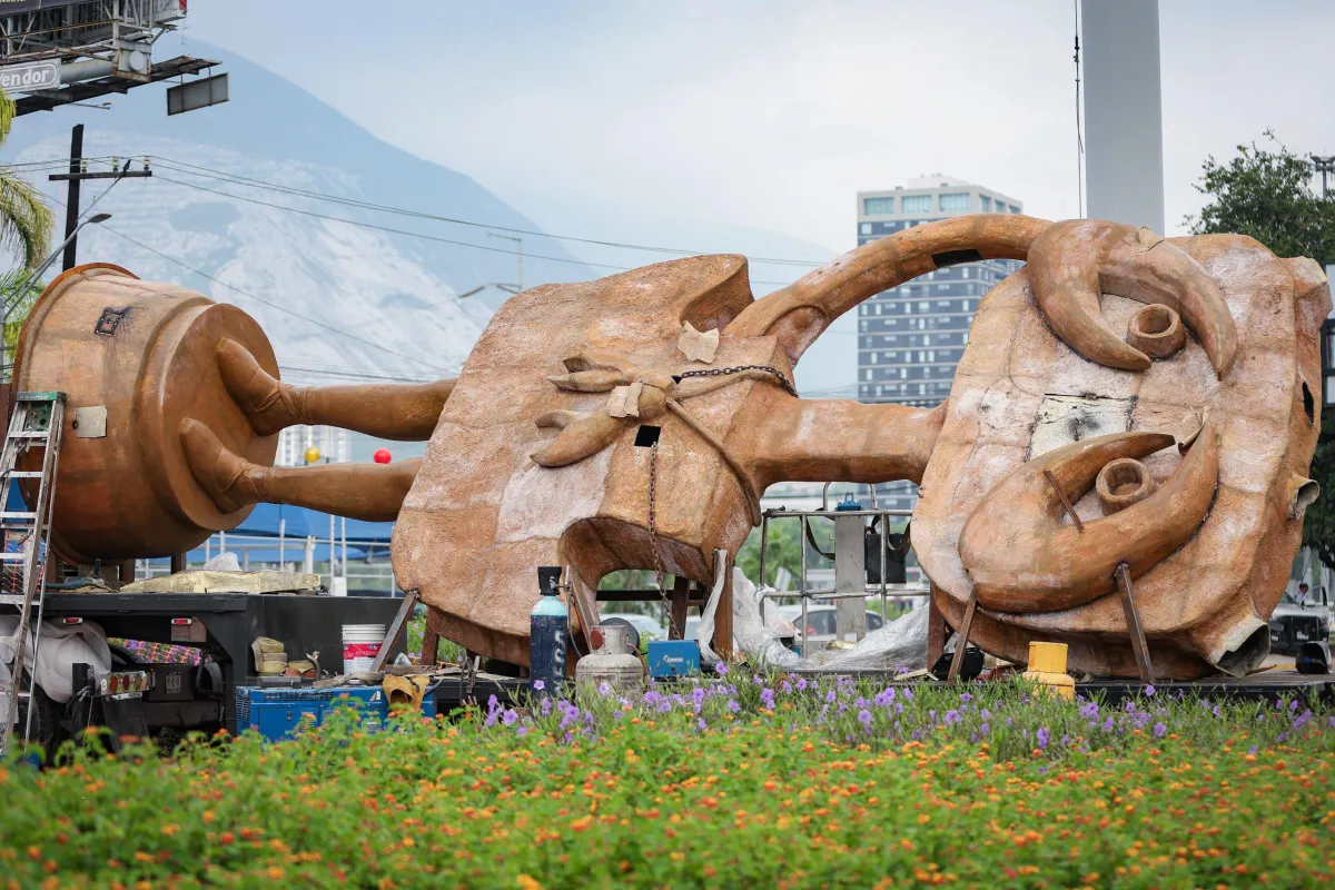 San Pedro inaugura la escultura monumental “Niña Cangrejo”