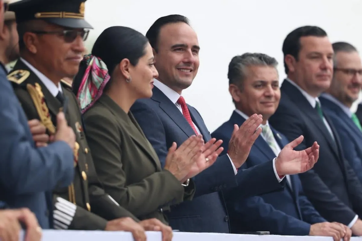 Manolo Jiménez encabeza en Múzquiz el desfile del 115 aniversario de la Revolución Mexicana