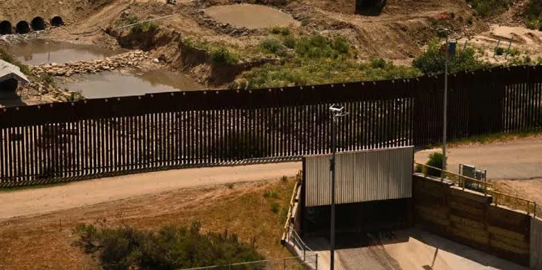 Trump ordena pintar de negro el muro fronterizo para frenar la migración