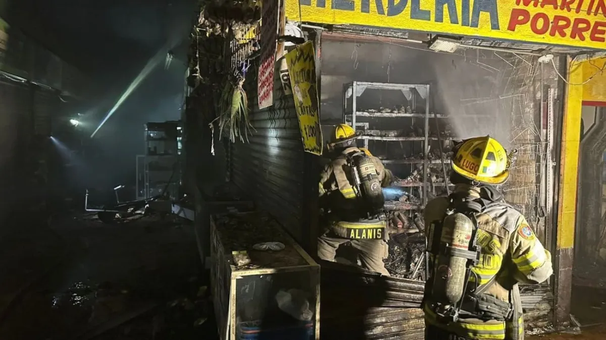 Fuego en el corazón de Monterrey: controlan incendio en el Mercado Juárez