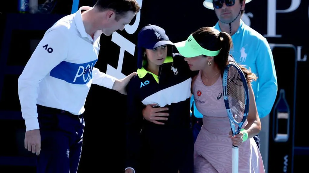 Recogepelotas se desmaya por el calor durante partido del Australian Open