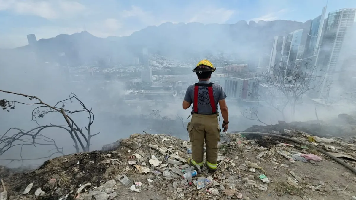 Incendio en la Loma Larga consume una hectárea y genera intensa columna de humo
