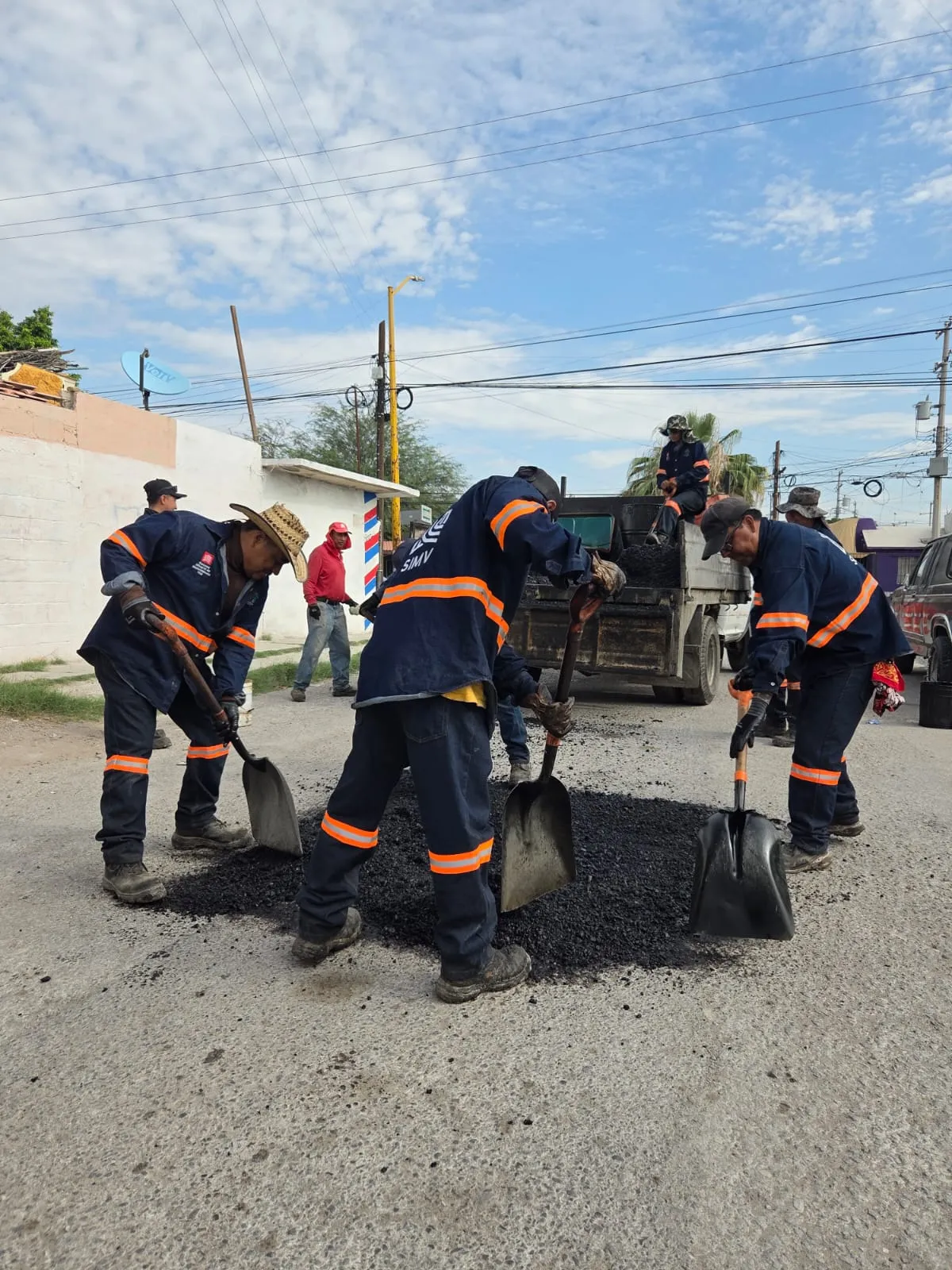 Refuerzan bacheo y señalética en el poniente de Torreón para mejorar la movilidad urbana