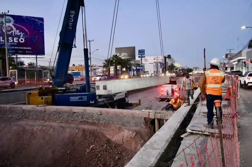 Megaobra avanza con colocación de trabes en Abastos–Independencia en Torreón