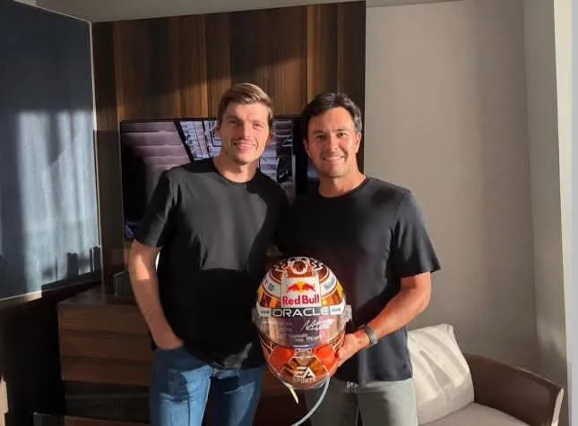 Max Verstappen cumple promesa y dedica un casco a Checo Pérez: “Gracias por ser mi mejor compañero”