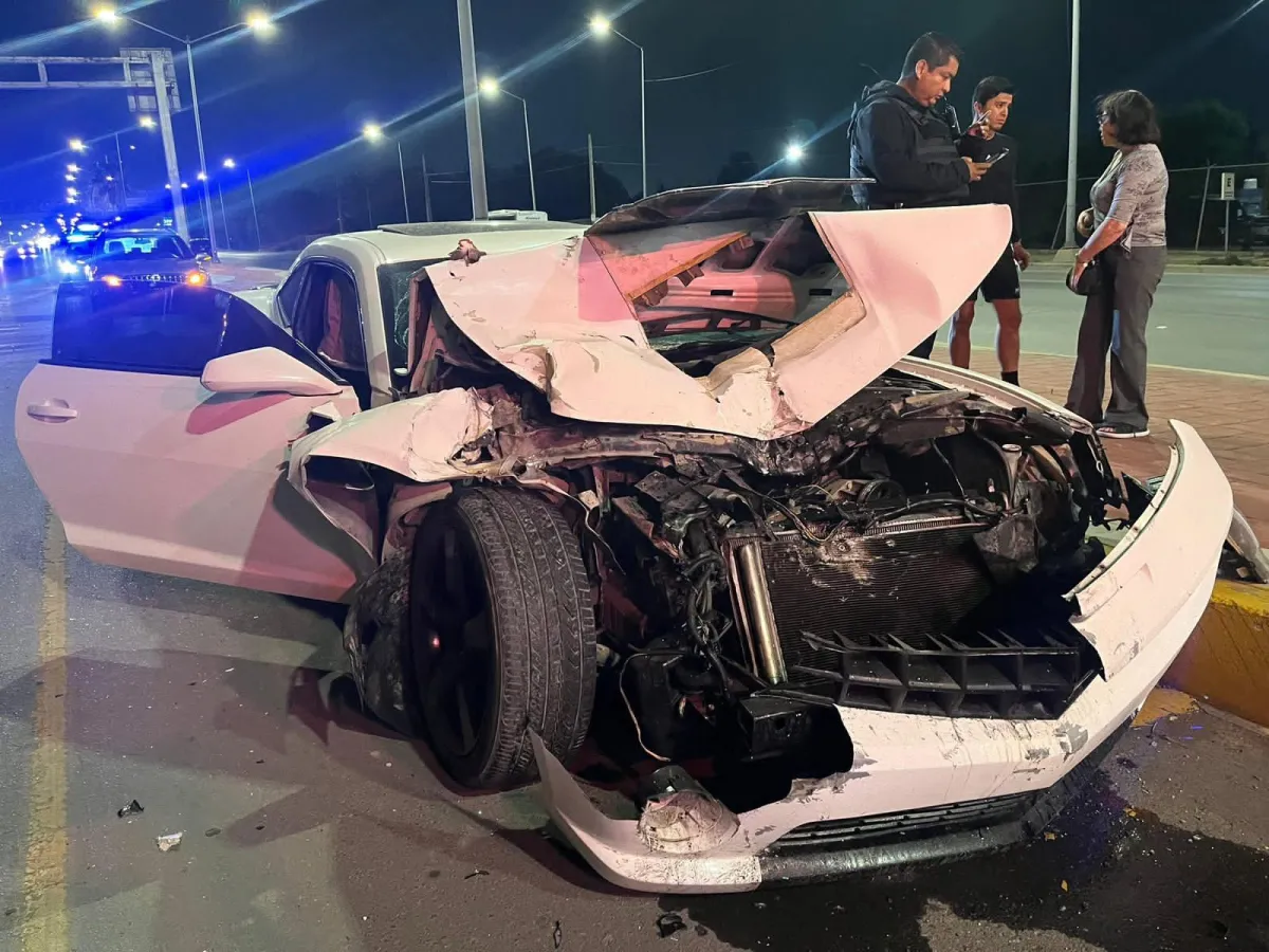 Camaro queda destrozado tras choque en Ramos Arizpe