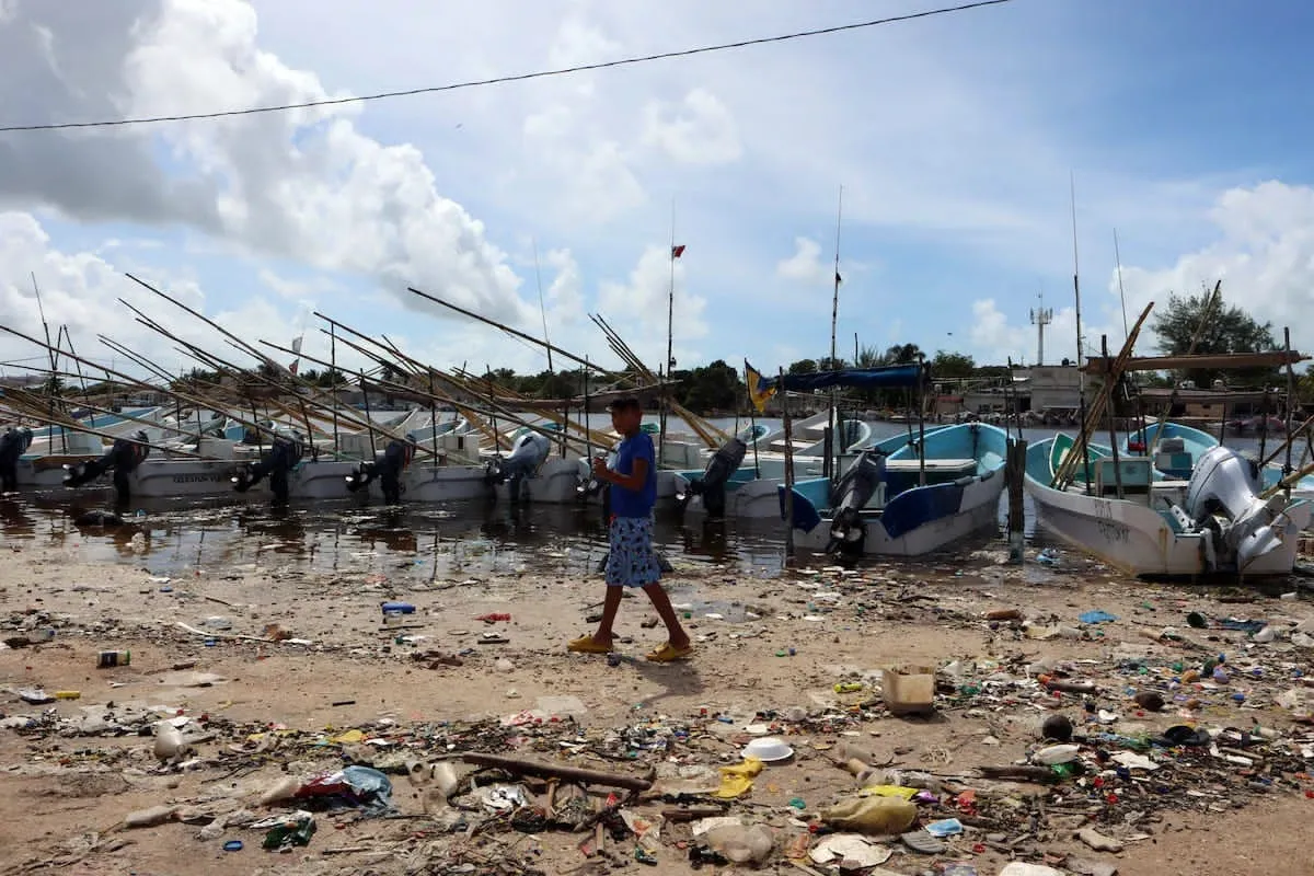 Huracán Simón podría tocar tierra como categoría 3 o 4 y mantiene en alerta al Pacífico mexicano