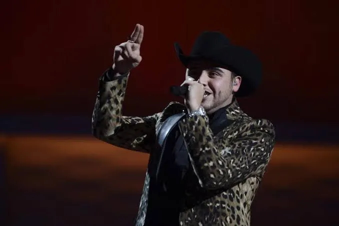 Gerardo Ortiz cancela concierto por tormenta eléctrica que dañó el escenario y generó pánico en Piedras Negras