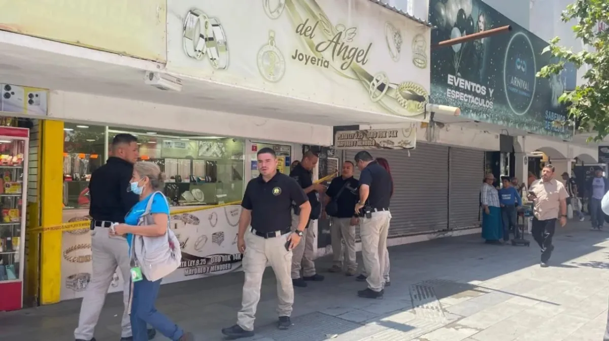 Asaltante se lleva botín millonario de joyería en Monterrey