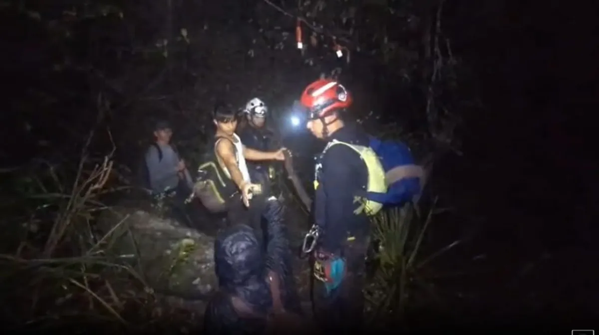Rescatan a tres jóvenes extraviados en el Cerro de la Silla tras operativo nocturno en Guadalupe