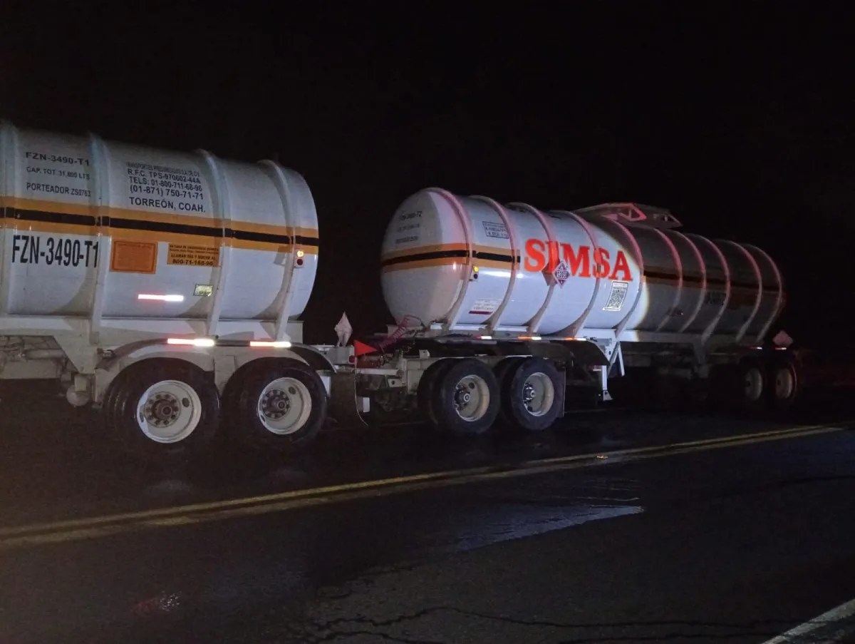Bomberos de Ramos Arizpe evitan explosión de pipas con gasolina