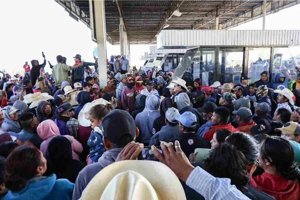 Agricultores mantienen bloqueos en siete estados por desacuerdo en el precio del maíz