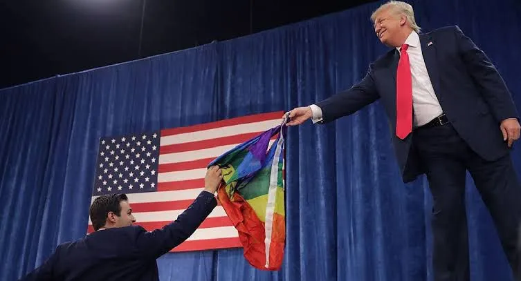 Celebridades exigen a Trump no eliminar línea de ayuda a jóvenes LGBT+ en crisis